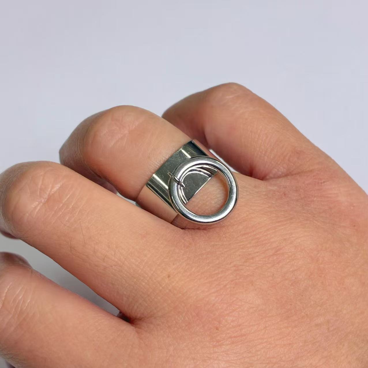 Anello Argento con Cerchio Pendente – Acciaio Inossidabile