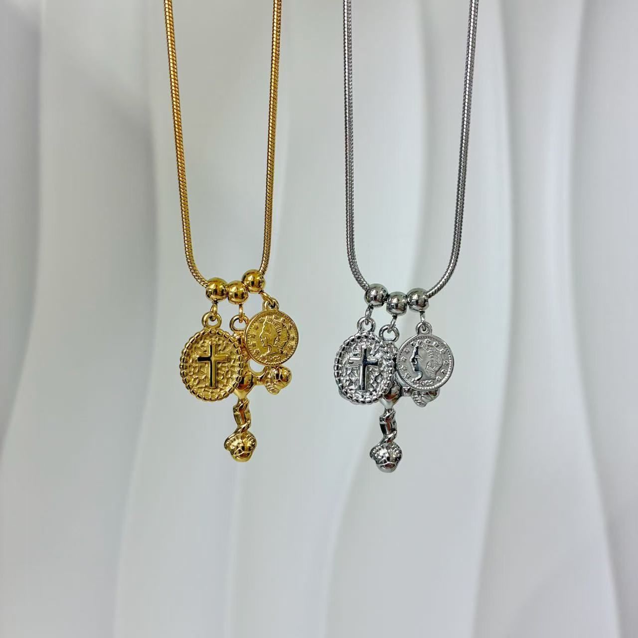 (C244)Collana cuore e madonnina in acciaio inox