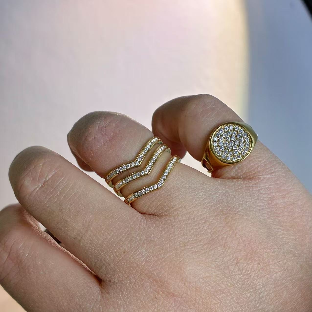 Anello “Tripla Eleganza” – Linee che definiscono lo stile