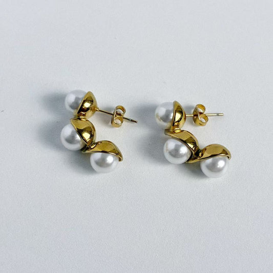 Orecchini con Perle e Dettagli Dorati