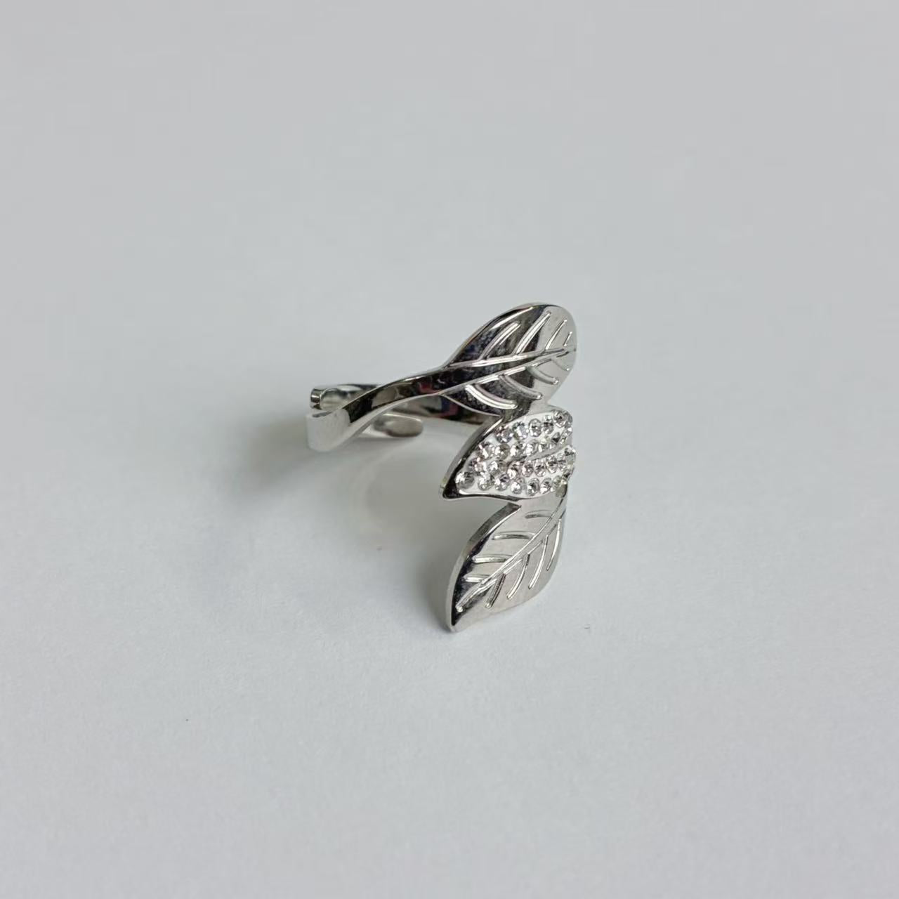 Anello Foglia Elegante – Fascino Naturale in Acciaio Inossidabile