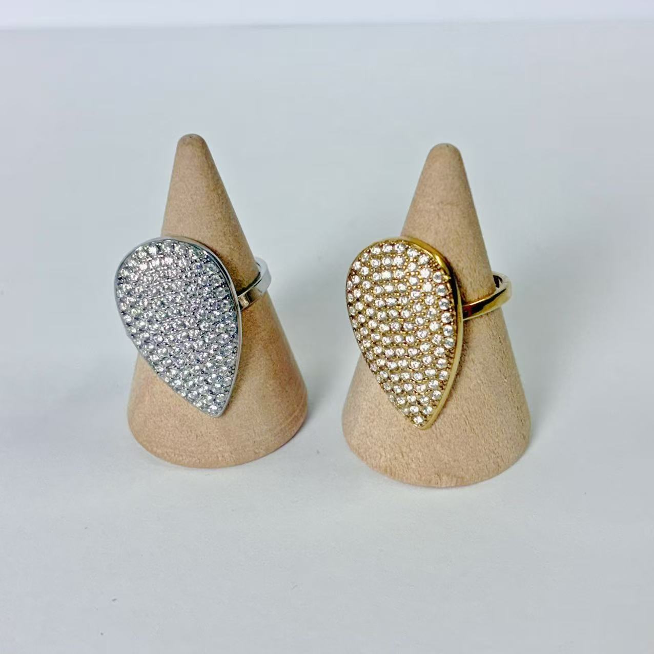 Anello “Goccia di Brillanti” – Eleganza Scultorea e Luce Infinita