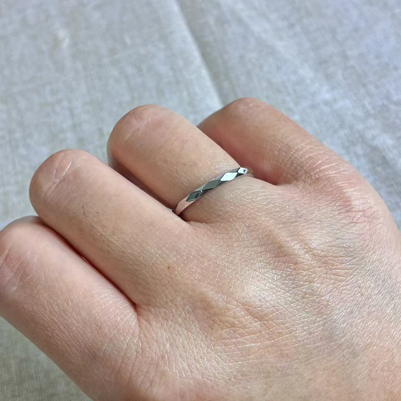 Anello “Luce Pura” – La semplicità che riflette eleganza