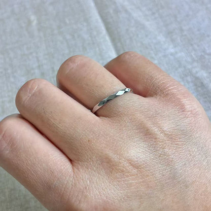 Anello “Luce Pura” – La semplicità che riflette eleganza