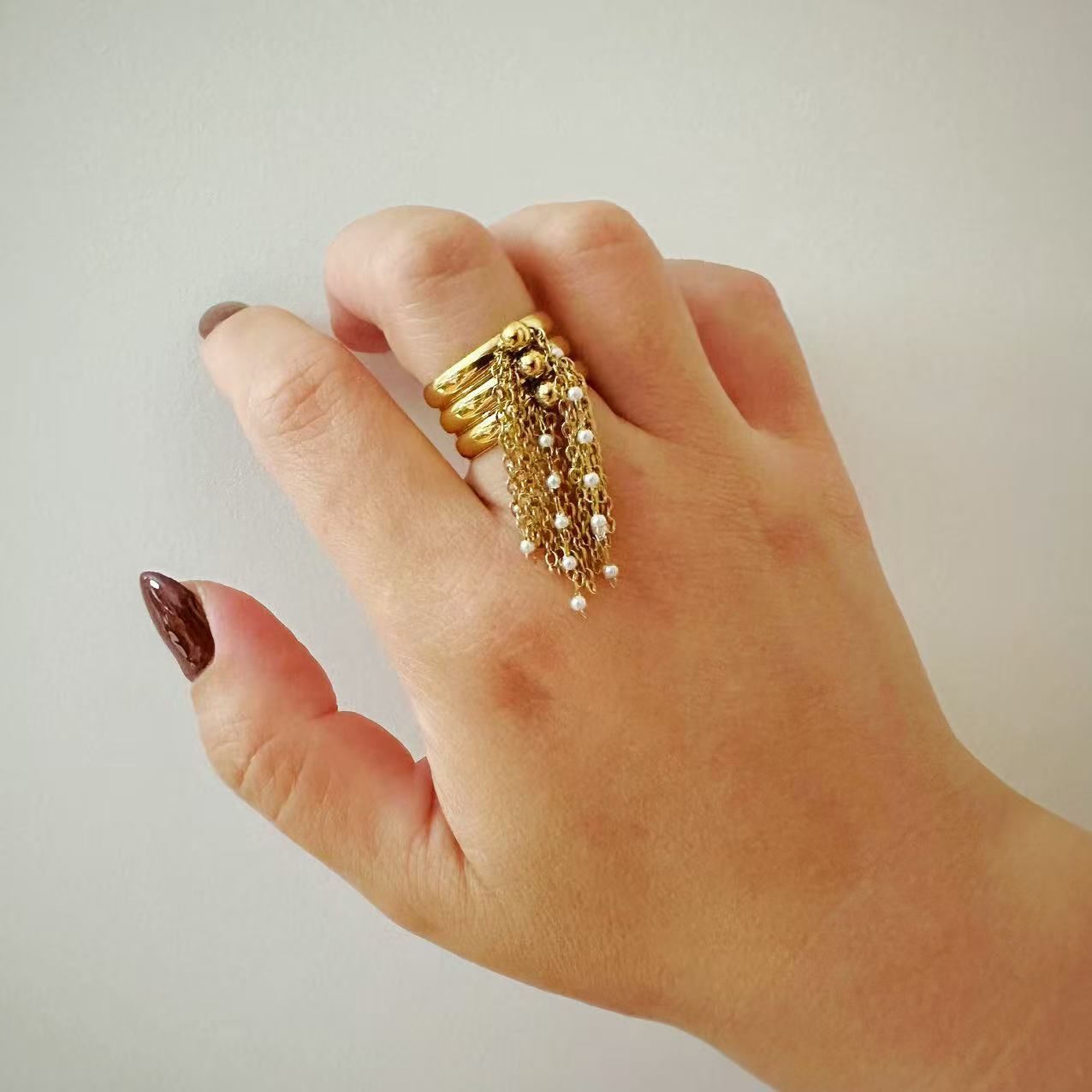 Anello con catene pendenti e perline