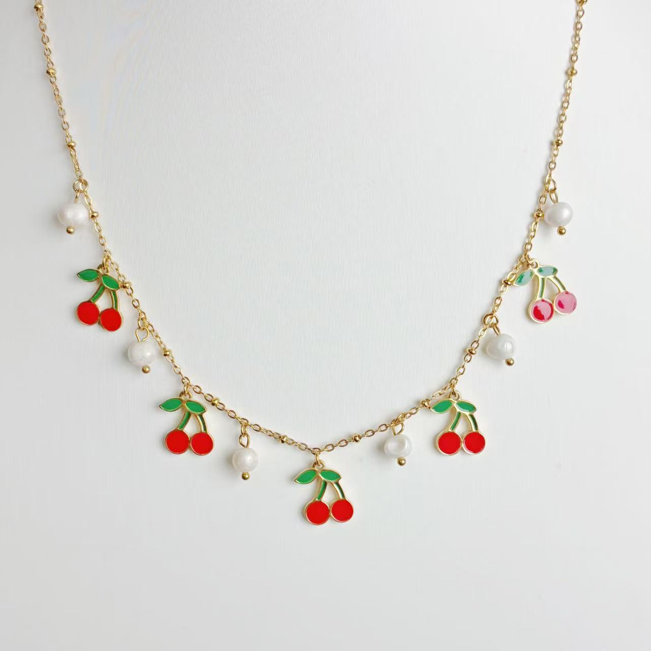 Collana “Ciliegie Spensierate” – Un Dolce Racconto di Estate e Vivacità