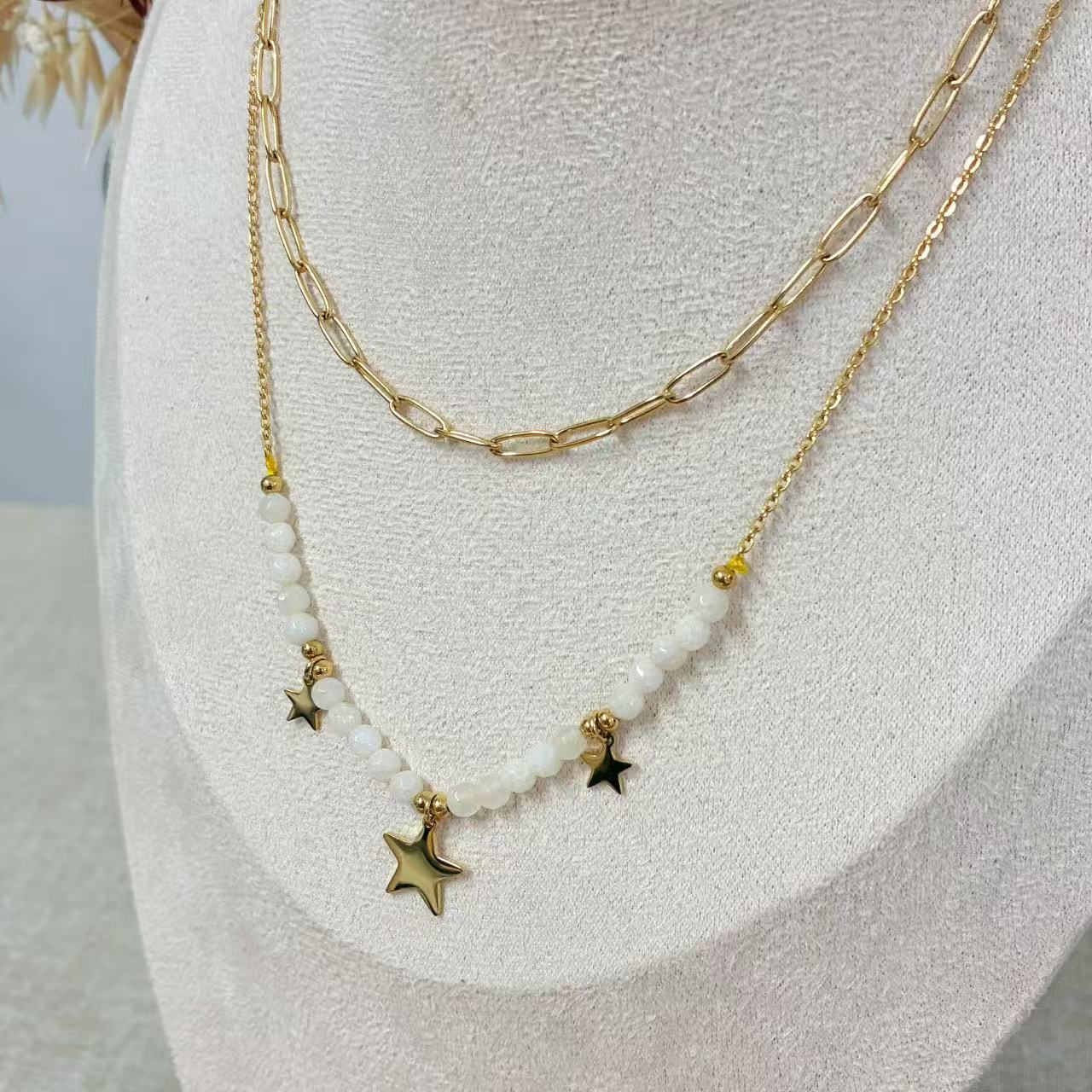 Collana “Stella Bianca” – Perle Sintetiche e Acciaio Dorato con Charm Stelle