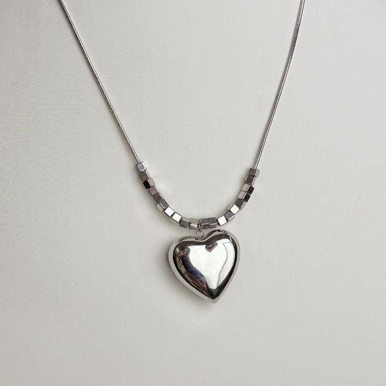 Collana “Cuore Geometrico” – Minimalismo Moderno con un Tocco Romantico