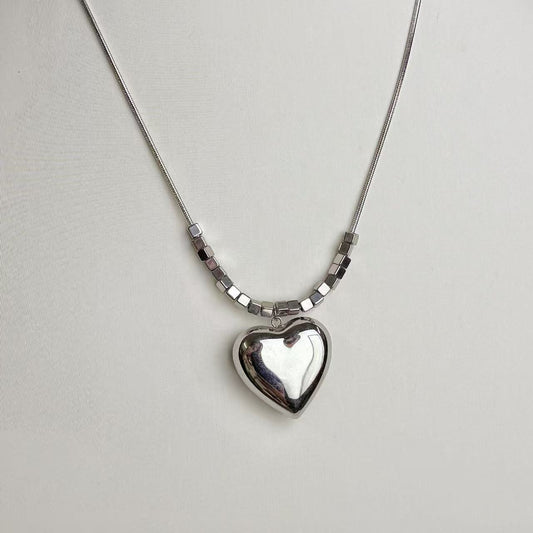 Collana “Cuore Geometrico” – Minimalismo Moderno con un Tocco Romantico