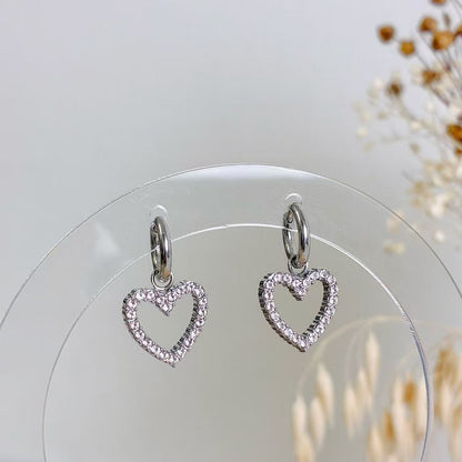 Orecchini “Cuore di Luce” – Cerchi con Pendenti a Cuore di Zirconi