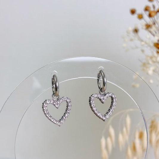 Orecchini “Cuore di Luce” – Cerchi con Pendenti a Cuore di Zirconi