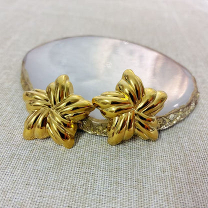 Orecchini “Foglia” – La forza della natura, scolpita nella materia