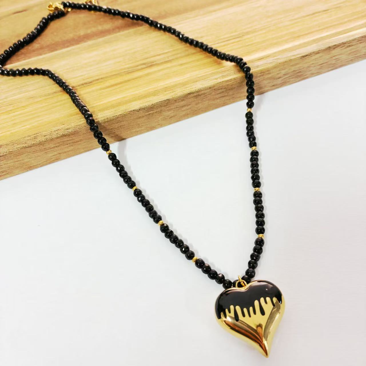 Collana “Cuore Fuso” – Contrasto e Carattere Contemporaneo