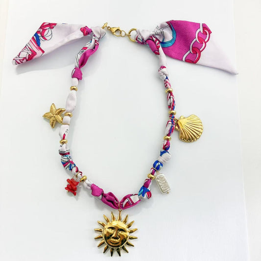 Collana con Nastro Fantasia Rosa & Ciondoli Marini – Stile Boho Mediterraneo