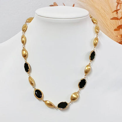 Collana “Eleganza Ovale” – Contrasti Raffinati in Ritmo Classico