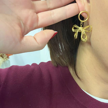 🎀 Orecchini “Fiocco Dorato” – Dolcezza e Carattere in un Solo Gioiello