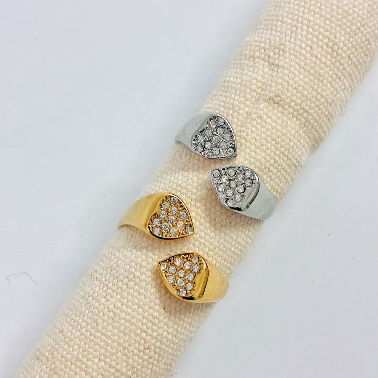 Anello “Cuori Gemelli” – Eleganza Moderna con Dettagli Pavé