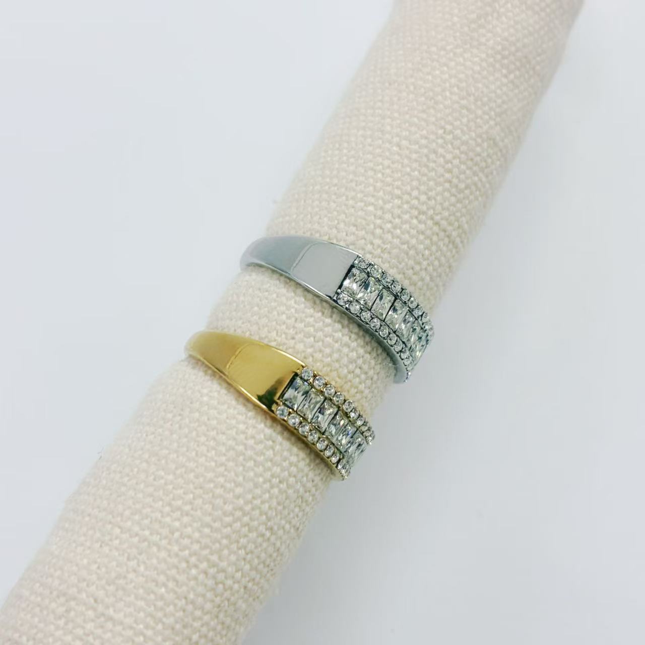 Anello “Linea di Brillanti” – Eleganza Moderna e Luminosità Raffinata