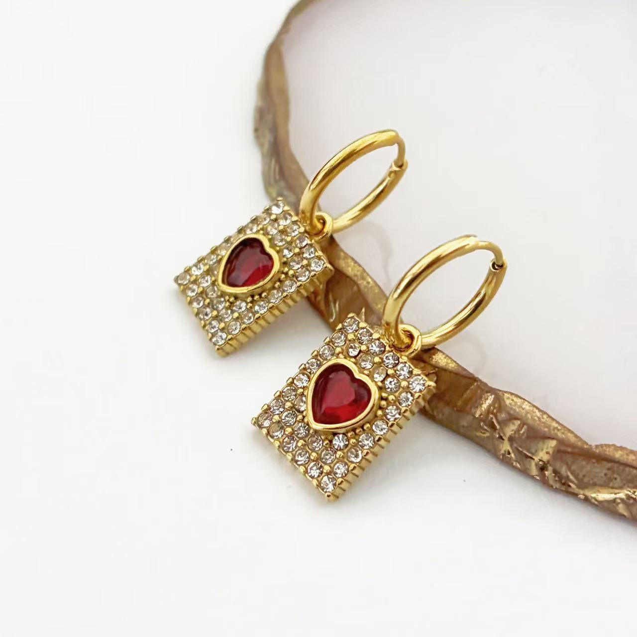 Orecchini Pendenti con Cuore – Eleganza Luminescente