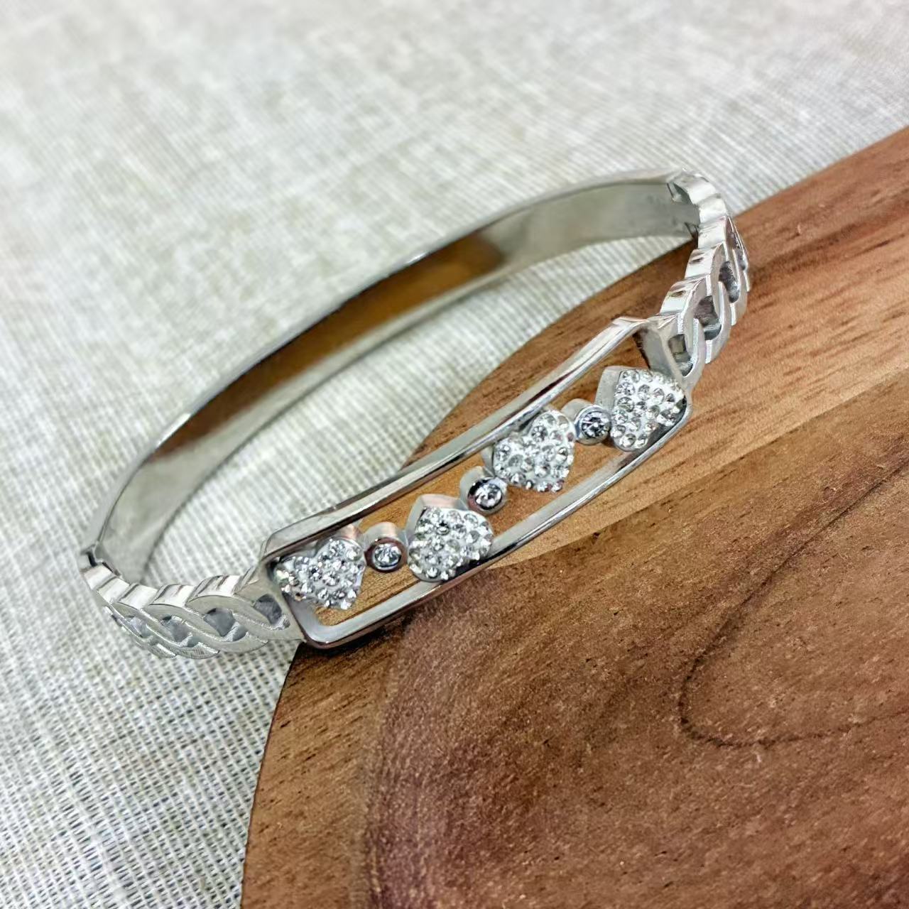 Bracciale rigido silver con cuori strass con la chiusura laterali