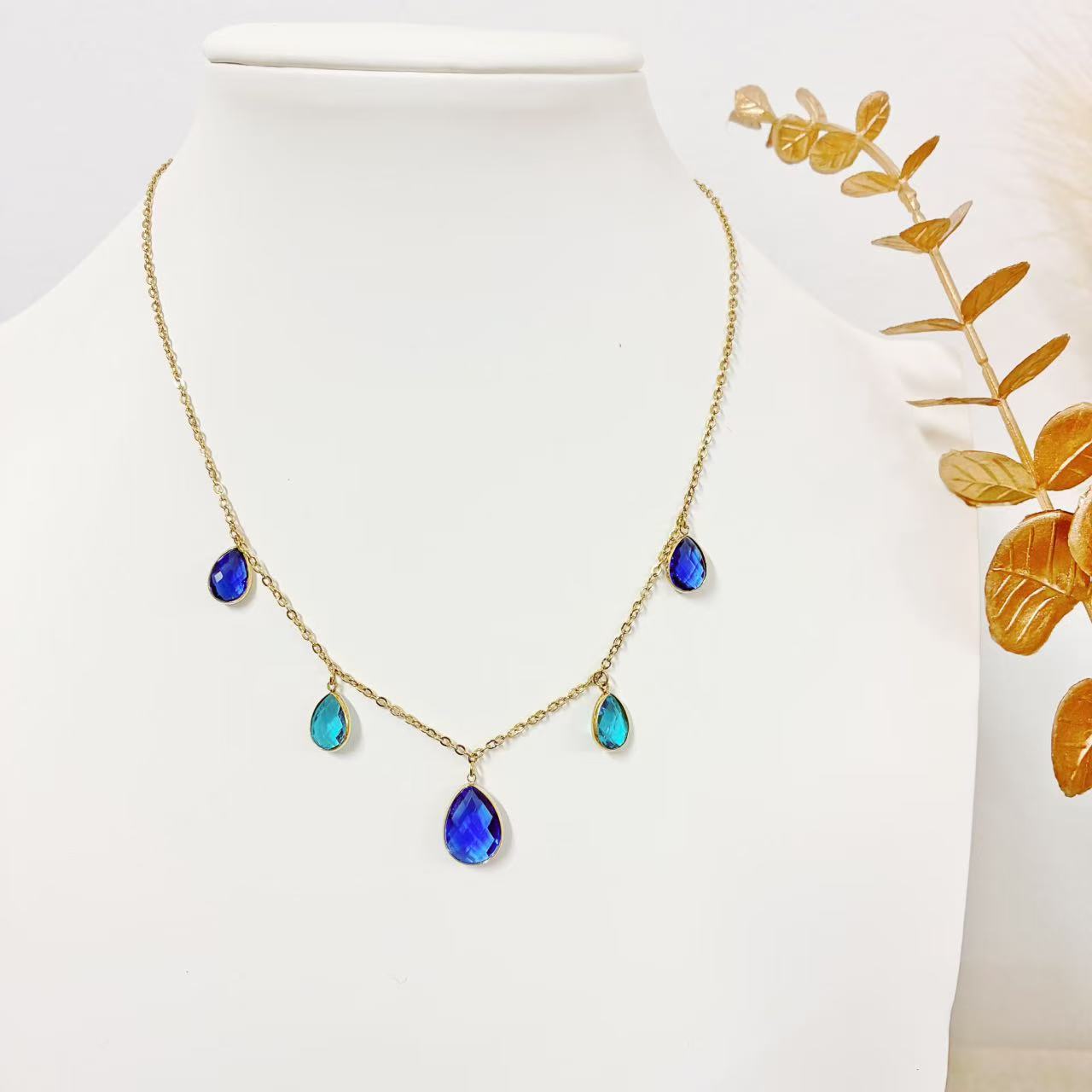 Collana “Gocce di Serenità” – Eleganza Leggera con Pendenti Sfaccettati