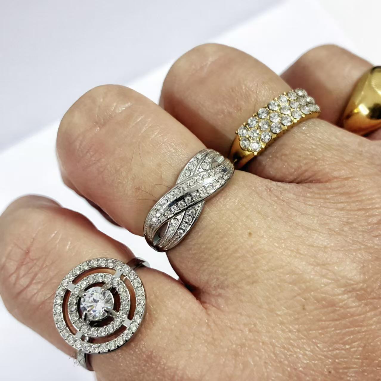 Anello “Intreccio di Brillanti” – Eleganza Stratificata e Luce Sofisticata