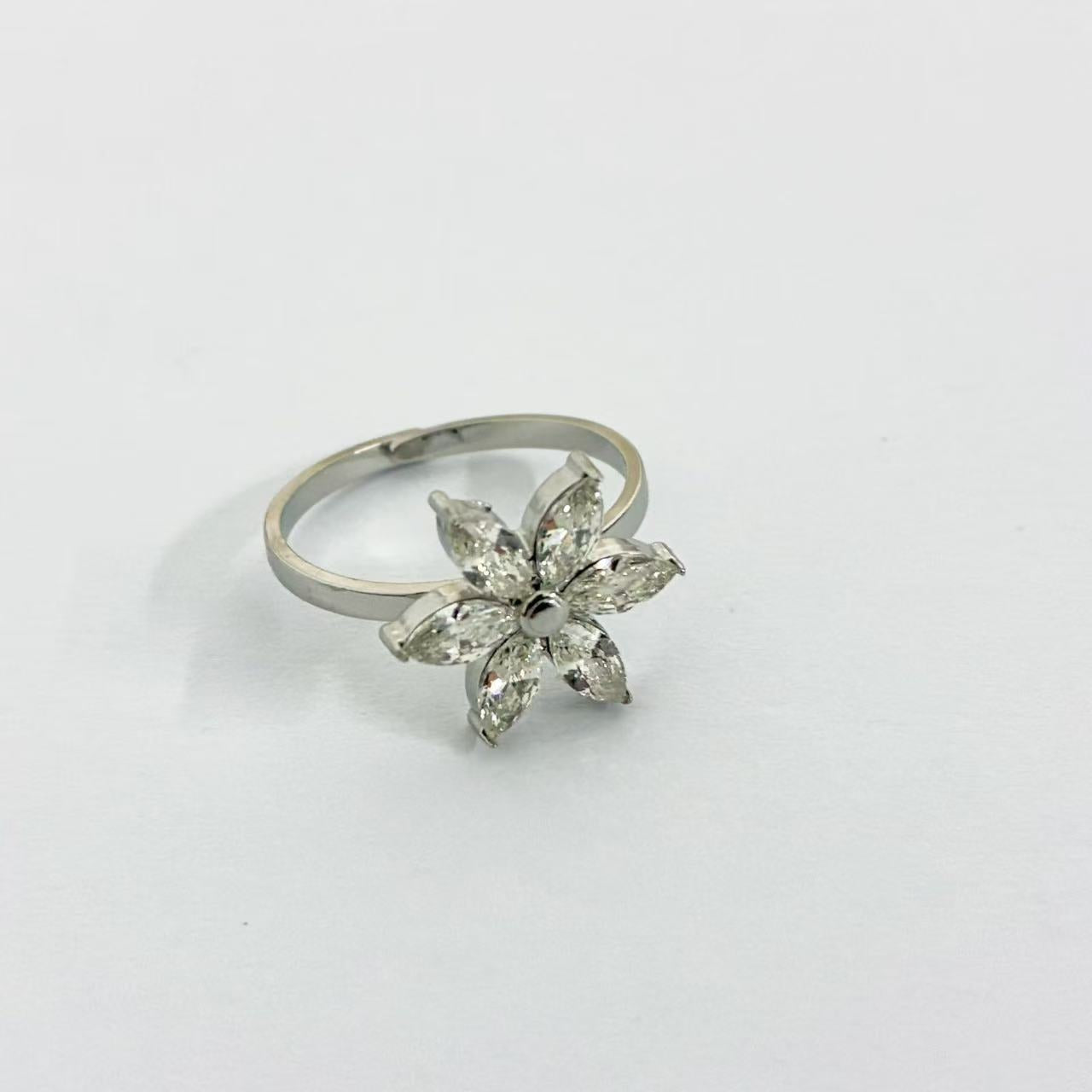 Anello con Fiore di Cristalli – Eleganza Delicata &amp; Brillio Senza Tempo