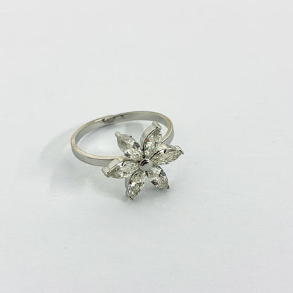 Anello con Fiore di Cristalli – Eleganza Delicata &amp; Brillio Senza Tempo