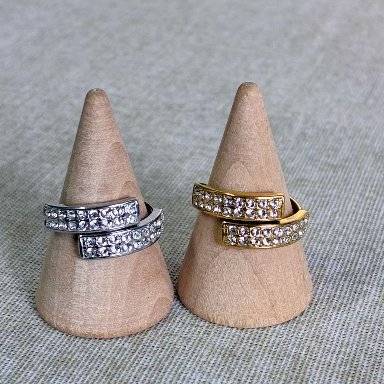 Anello “Linea” – Eleganza che si intreccia