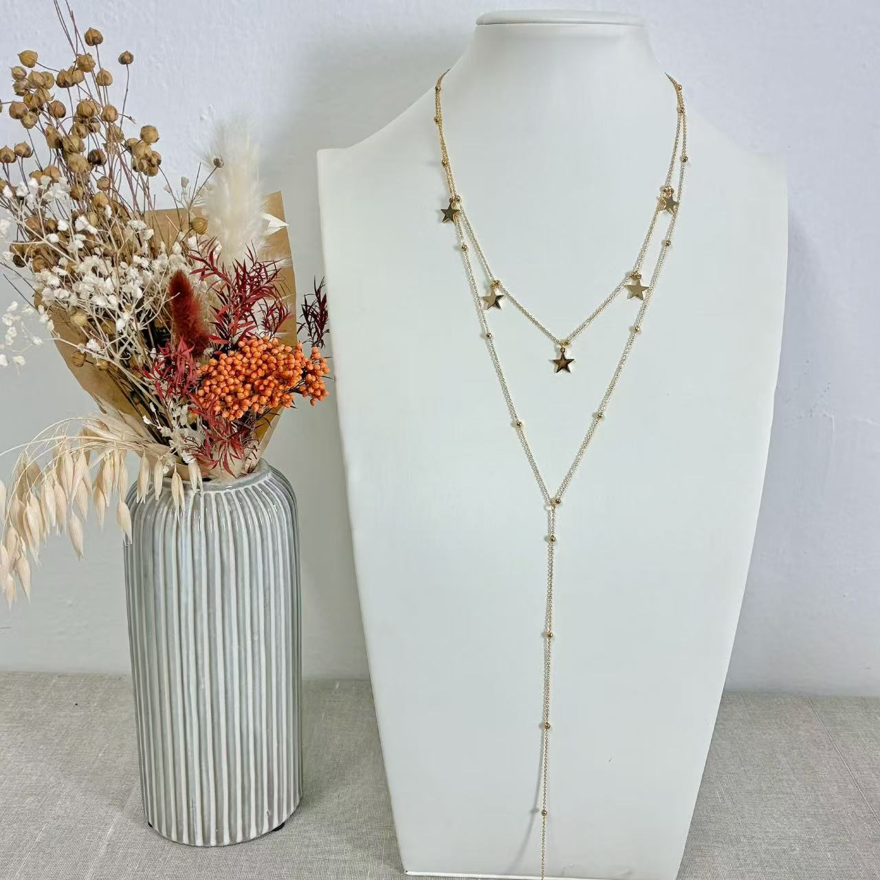 Collana “Galassia Dorata” – Eleganza a Strati e Charm Stellare