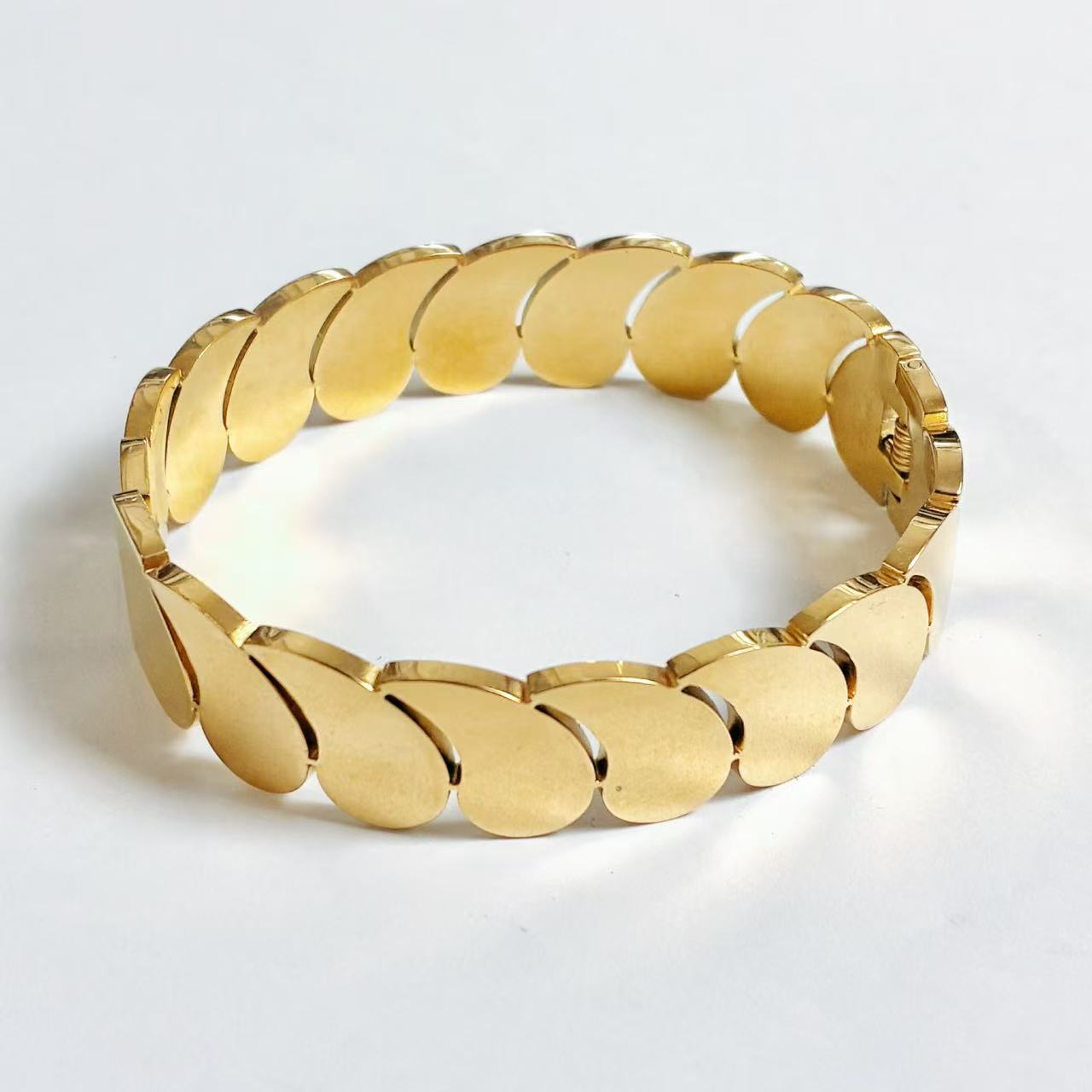 Bracciale Rigido “Petali Dorati” – Eleganza Essenziale