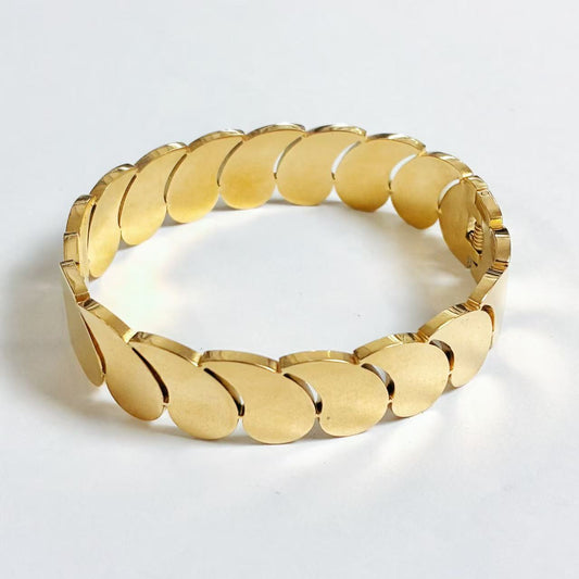 Bracciale Rigido “Petali Dorati” – Eleganza Essenziale