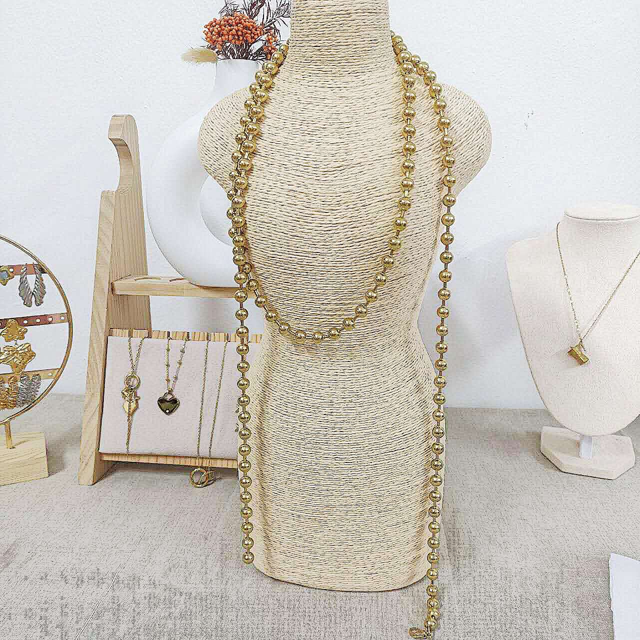 Collana lunga con perle dorate