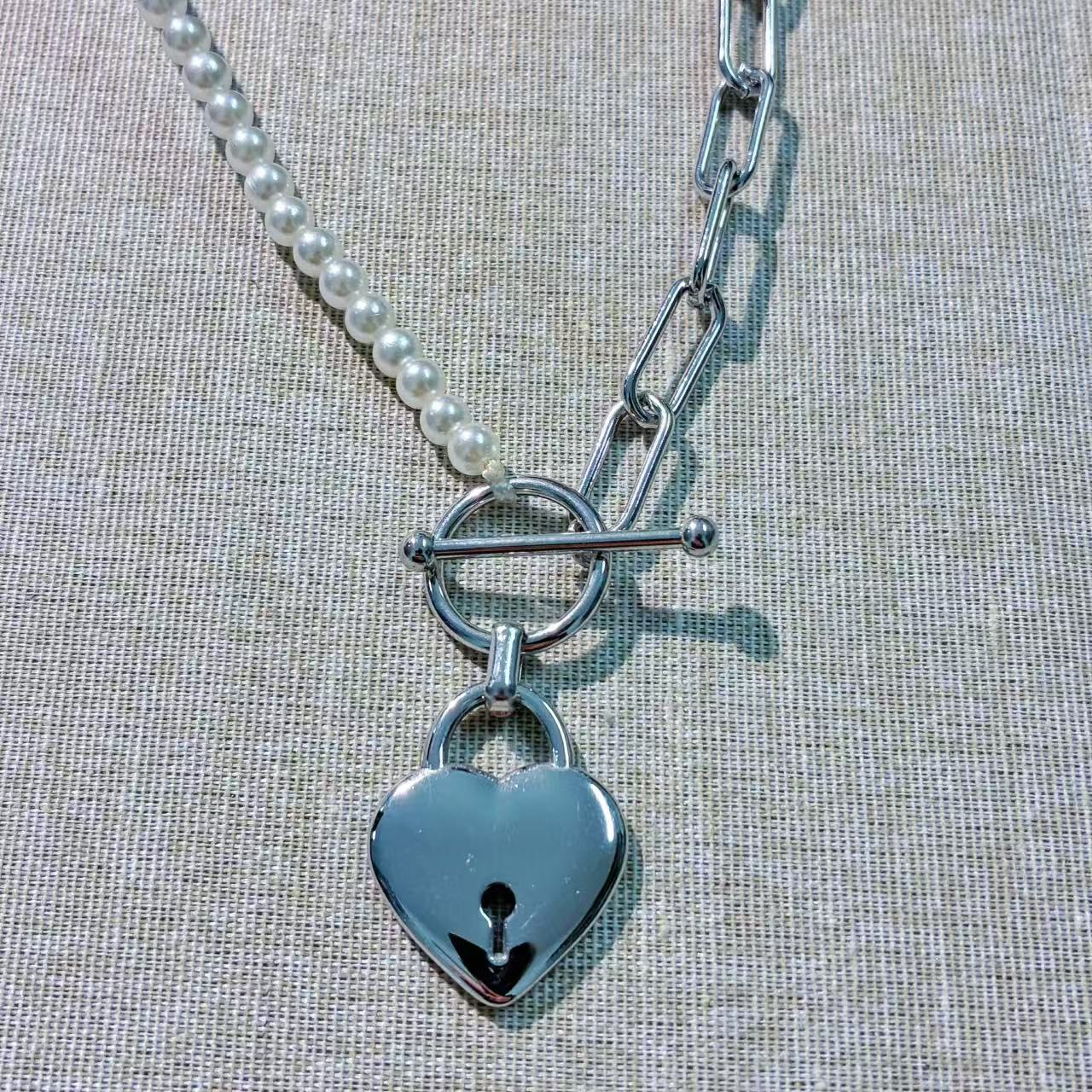 Collana “Lock My Heart” – Acciaio Inossidabile, Perle & Pendente Cuore con Serratura