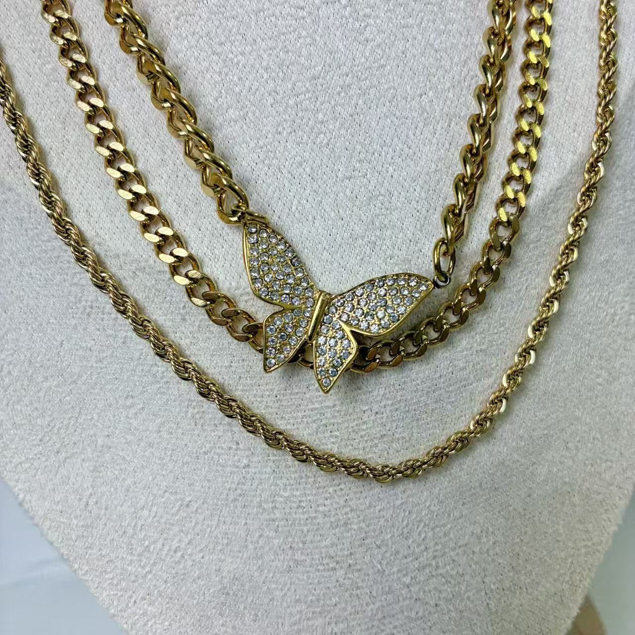 (C239)Collana 3 fili con farfalla in acciaio inox