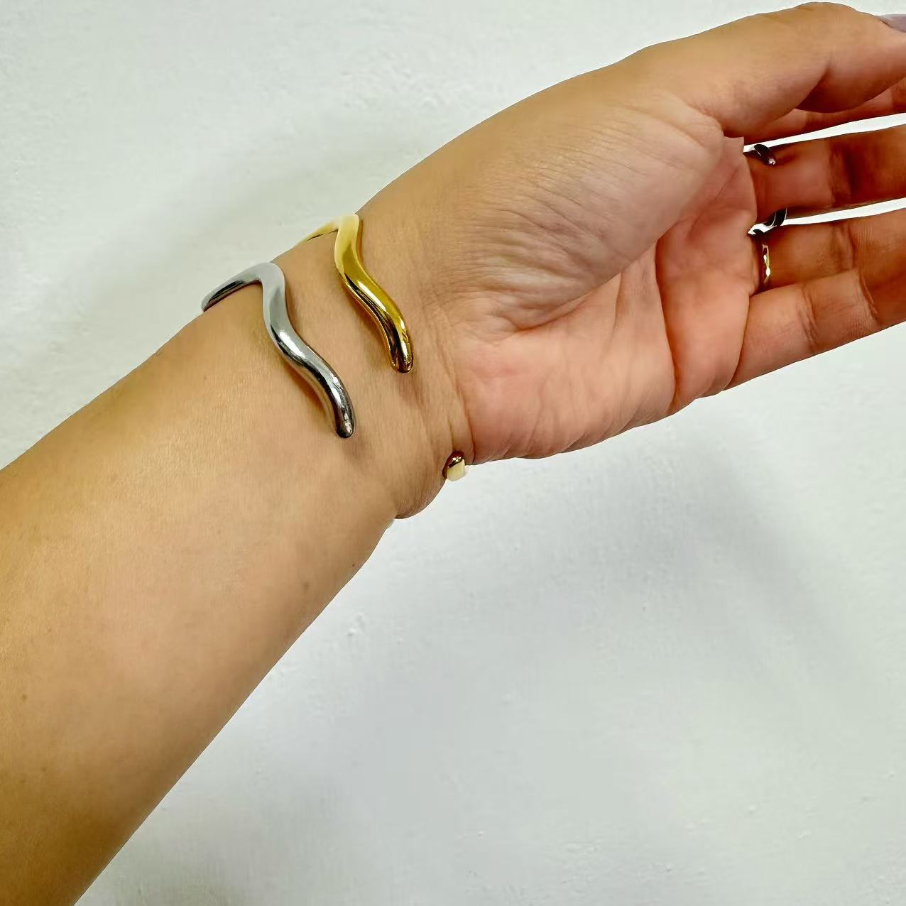 (B158)Bracciale semirigido ondulato in acciaio inox