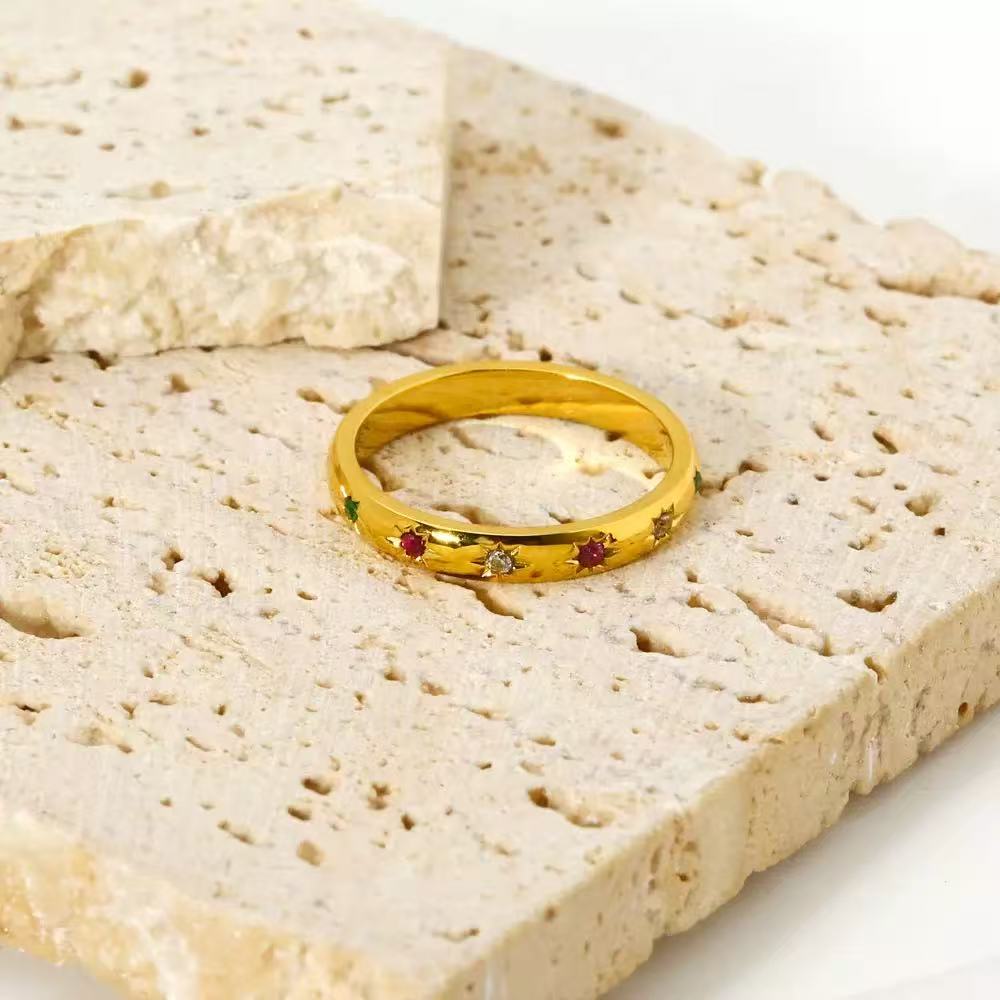 Anello con Piccoli Astri – Eleganza Semplice e Luminosa