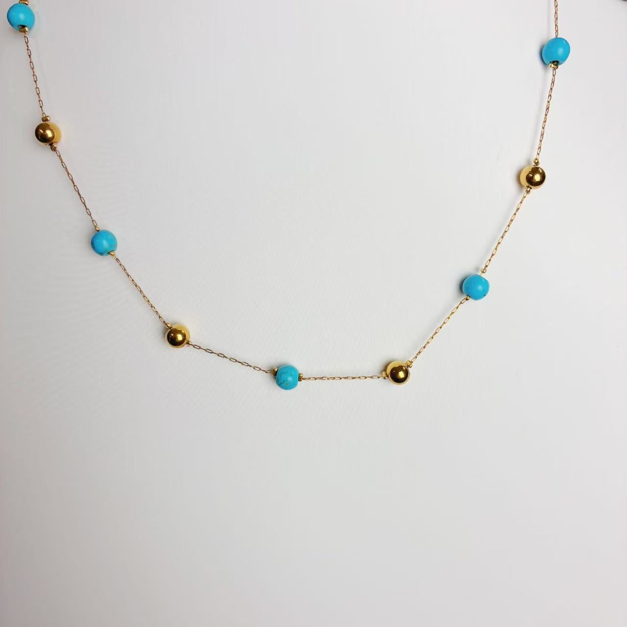 Collana “Perle Erranti” – Un Ritmo Leggero tra Minimalismo e Vivacità