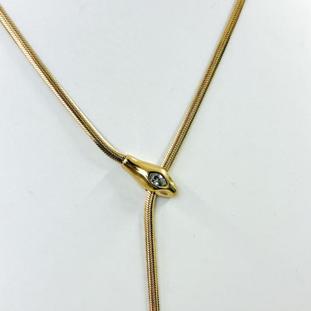 Collana saliscendi snack – Minimalismo Moderno con Dettaglio Regolabile