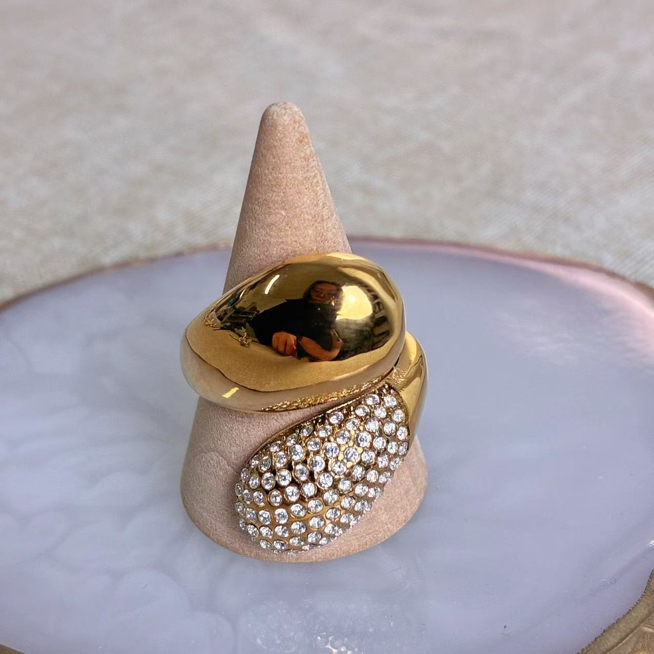 Anello “Onda di Luce” – L’arte del movimento