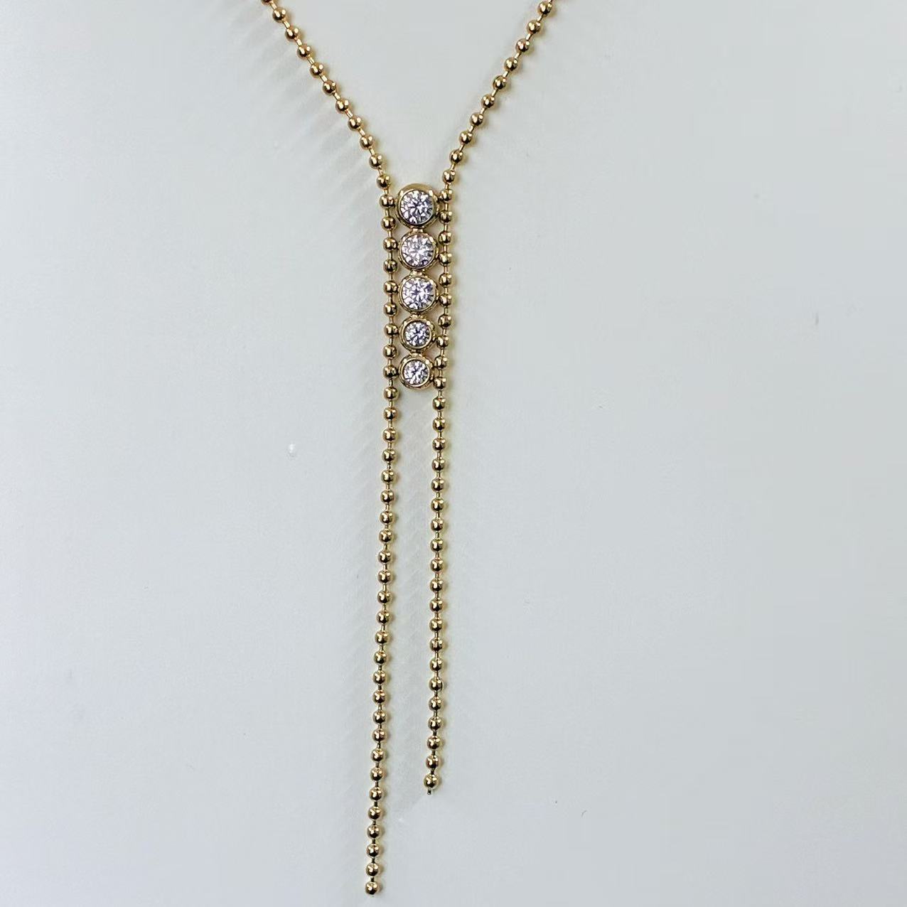 Collana “Eleganza Lineare” – Minimalismo Luminoso con Dettaglio a Cascata