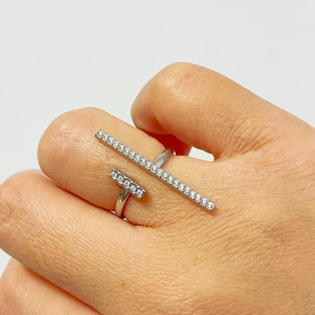 Anello Lineare Geometrico – Design Moderno e Minimal