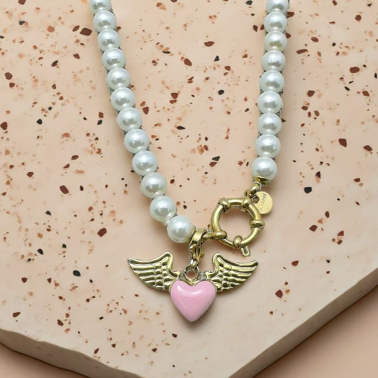 (C316)Collana cuore rosa smaltato con ali