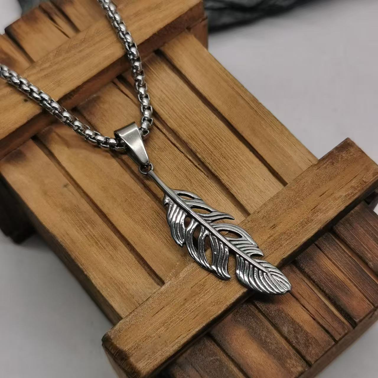 (C336)Collana Uomo Pendente Piuma Vintage