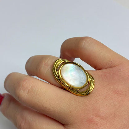 Anello Statement con Pietra Ovale – Eleganza Artistica e Design Scultoreo