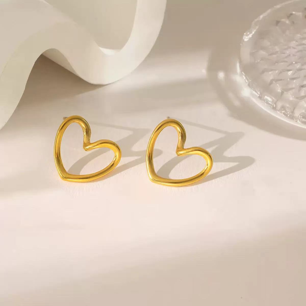 Orecchini "Linee d'Amore" – Cuori Minimalisti in Acciaio