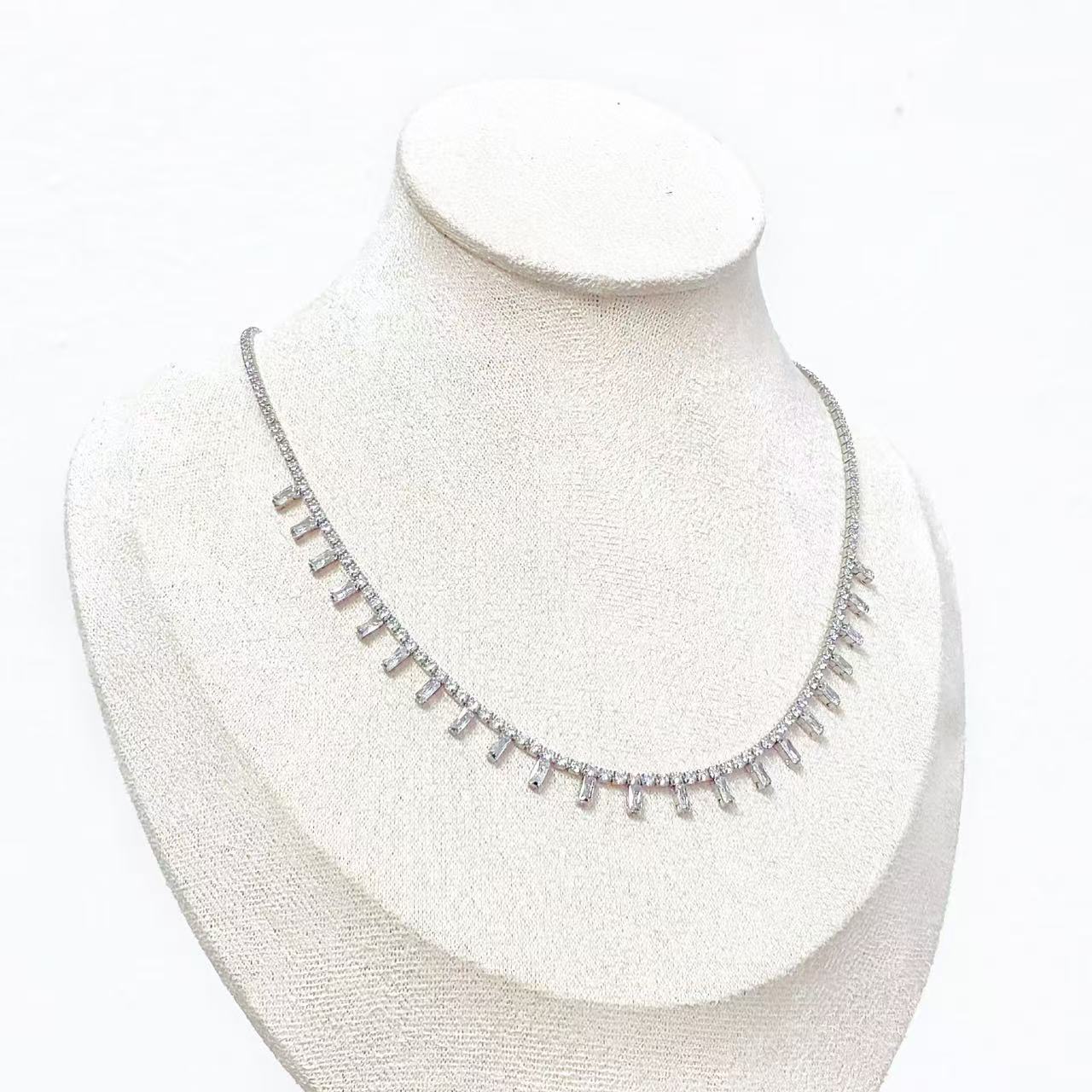 Collana Brillante con Pendenti Geometrici – Eleganza Contemporanea