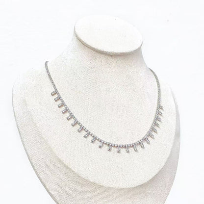 Collana Brillante con Pendenti Geometrici – Eleganza Contemporanea