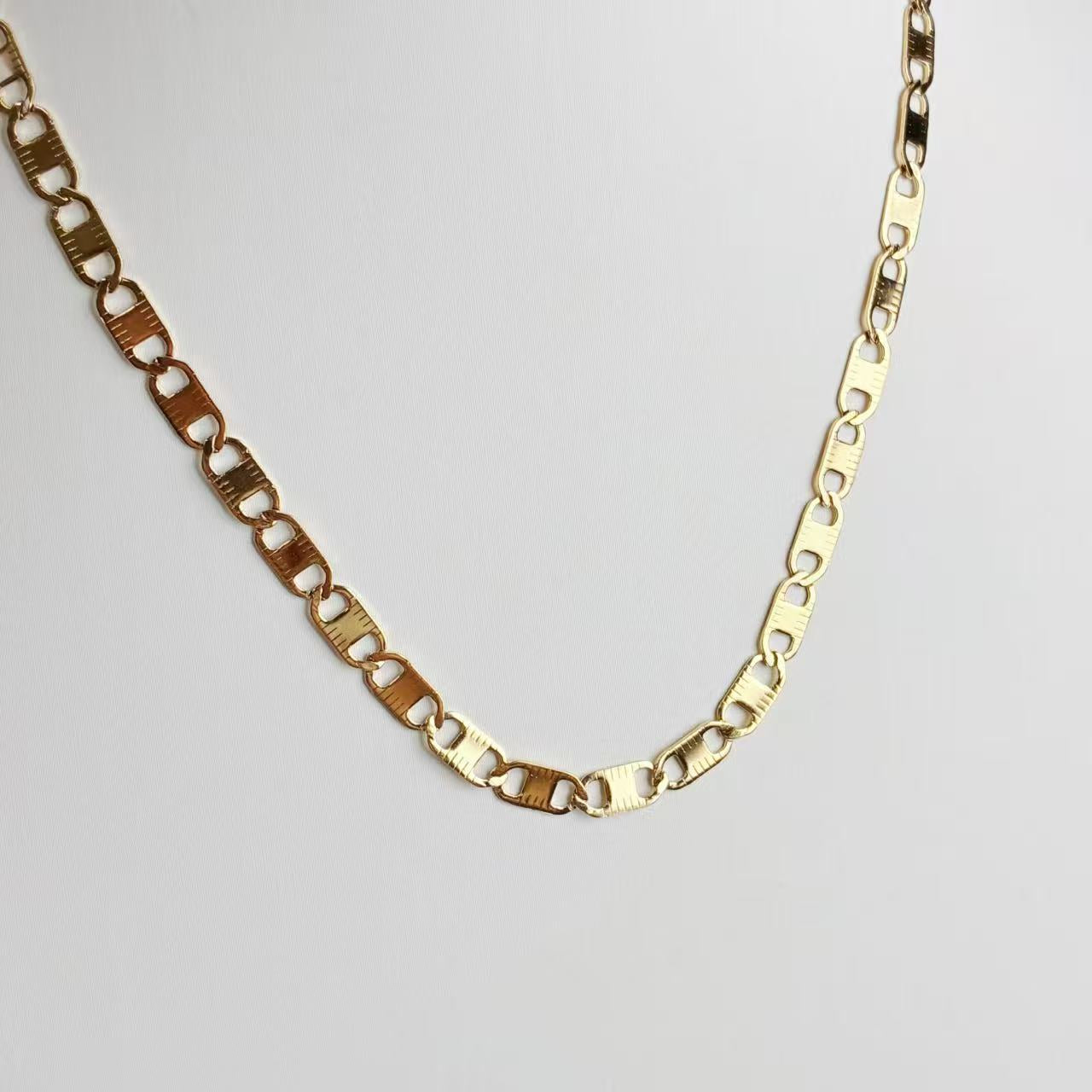 Collana “Maglia Brillante” – Minimalismo Moderno con Dettagli Geometrici