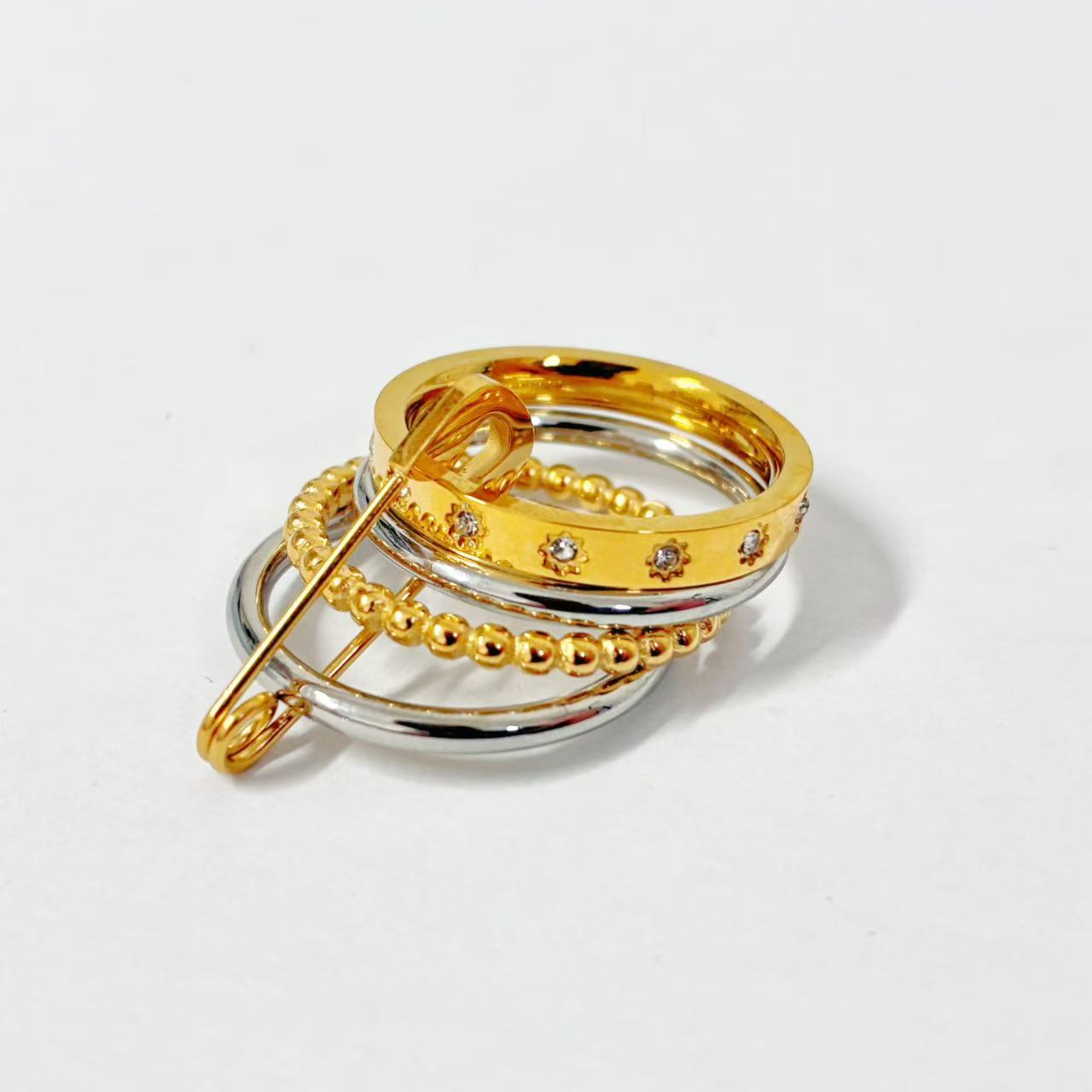 Anello Multi-Strato con Spilla – Stile Unico e Grintoso